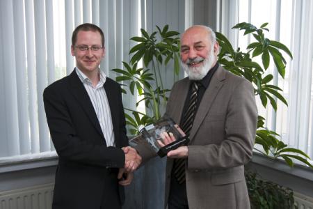 Sebastian Verhelst neemt namens prof. Roger Sierens Dr. Hugo Vandenborre prijs in ontvangst 